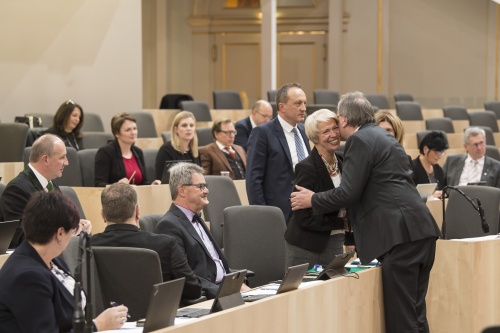 Von rechts: Bundesratvizepräsident Ewald Lindinger (S) verabschiedet sich von Bundesrätin Monika Mühlwerth (F)