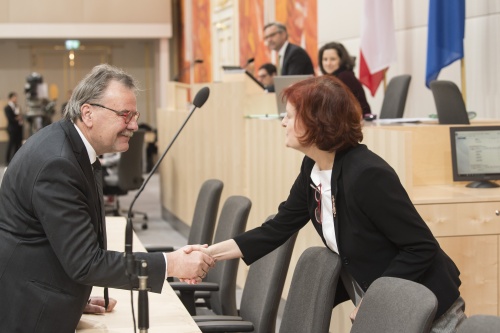Von links: Bundesratvizepräsident Ewald Lindinger (S) verabschiedet sich von  Bundesratsdirektorin Susanne Bachmann