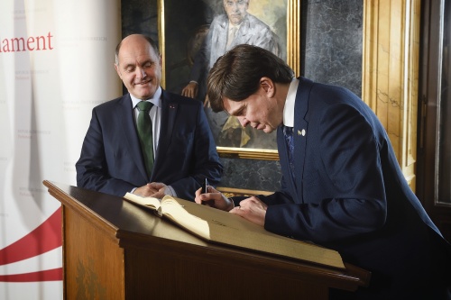 Eintrag ins Gästebuch. Von links: Nationalratspräsident Wolfgang Sobotka (V), Präsident des Schwedischen Reichstages Andreas Norlén