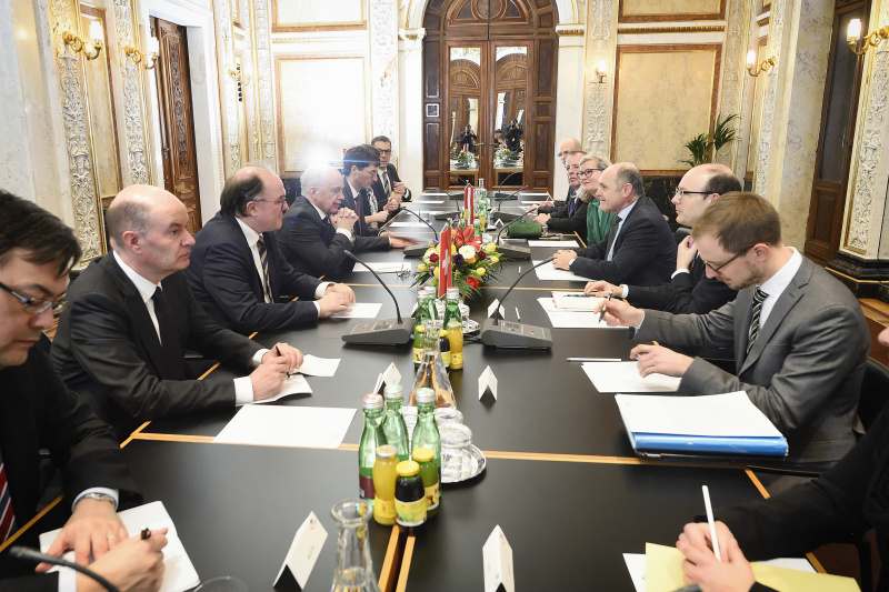 Aussprache. Linke Seite: Schweizerische Delegation mit Schweizer Bundespräsident Ueli Maurer (4. von links). Rechte Seite: Österreichische Delegation mit Nationalratspräsident Wolfgang Sobotka (V) (3. von links)