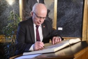 Schweizer Bundespräsident Ueli Maurer beim Eintrag ins Gästebuch