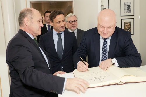 Von links: Nationalratspräsident Wolfgang Sobotka (V), Präsident der OSZE-PV George Tsereteli beim Eintrag in das Gästebuch