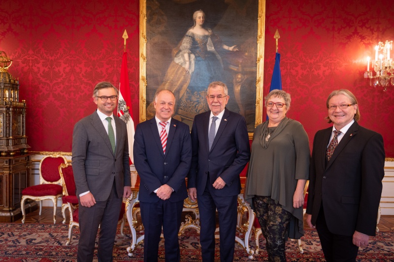 von Links: Bundesratsvizepräsident Magnus Brunner (V), Bundesratspräsident Ingo Appé (S), Bundespräsident Alexander Van der Bellen, Bundesratspräsidentin a.D. Inge Posch-Gruska (S), Bundesratsvizepräsident Hubert Koller (S)