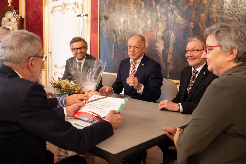von Links: Bundespräsident Alexander Van der Bellen, Bundesratsvizepräsident Magnus Brunner (V), Bundesratspräsident Ingo Appé (S), Bundesratsvizepräsident Hubert Koller (S), Bundesratspräsidentin a.D. Inge Posch-Gruska (S) im Gespräch