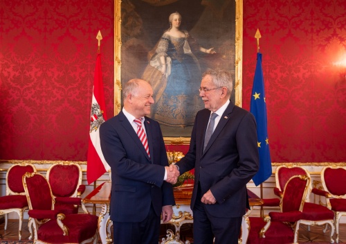 Von rechts: Bundespräsident Alexander Van der Bellen, Bundesratspräsident Ingo Appé (S)