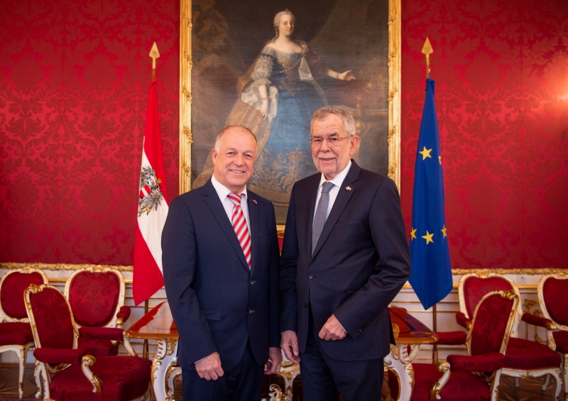 Von rechts: Bundespräsident Alexander Van der Bellen, Bundesratspräsident Ingo Appé (S)