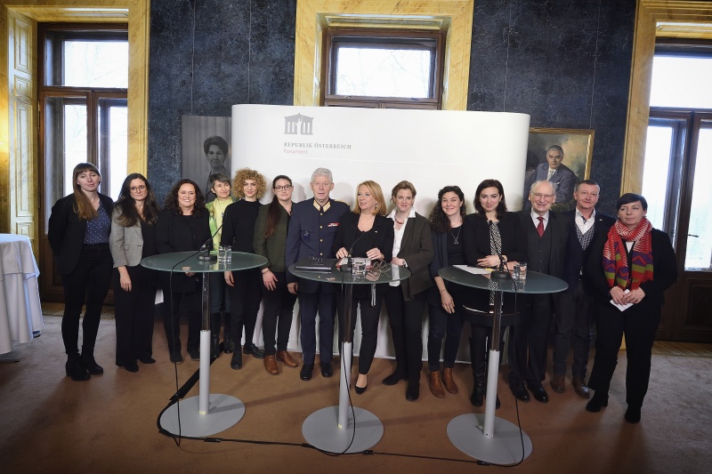 Zweite Nationalratspräsidentin Doris Bures (S) (Mitte) mit den Frauen- bzw.Gleichbehandlungssprecherinnen aller Parlamentsfrakionen mit ExpertInnen