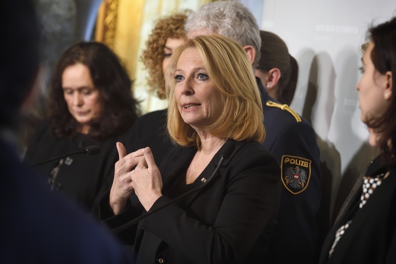 Zweite Nationalratspräsidentin Doris Bures (S) (Mitte) mit den Frauen- bzw.Gleichbehandlungssprecherinnen aller Parlamentsfrakionen mit ExpertInnen