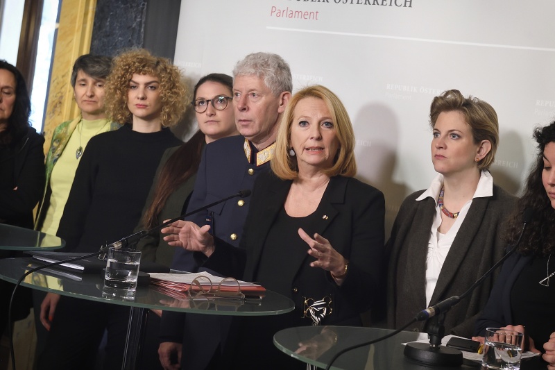 Zweite Nationalratspräsidentin Doris Bures (S) (Mitte) mit den Frauen- bzw.Gleichbehandlungssprecherinnen aller Parlamentsfrakionen mit ExpertInnen