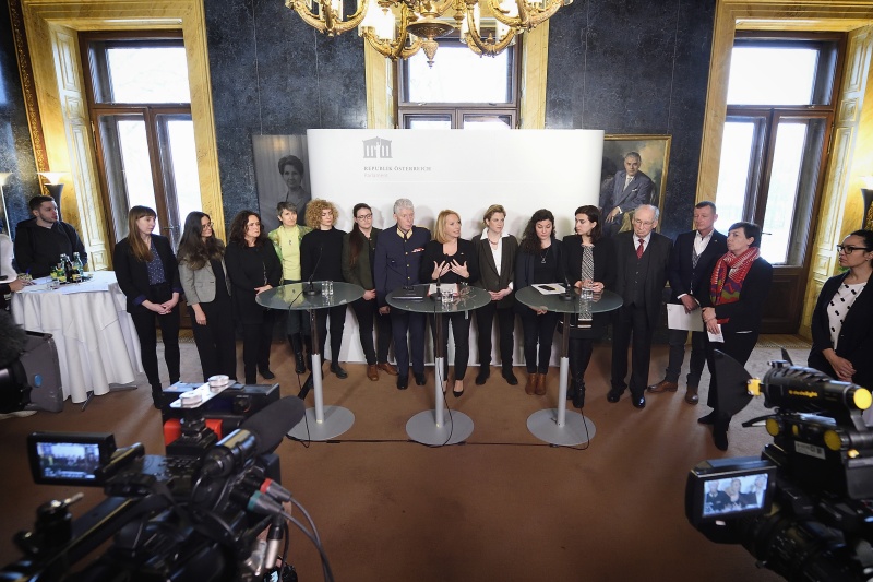 Zweite Nationalratspräsidentin Doris Bures (S) (Mitte) mit den Frauen- bzw.Gleichbehandlungssprecherinnen aller Parlamentsfrakionen mit ExpertInnen