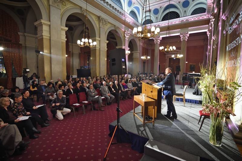 Begrüßung  Nationalratspräsident Wolfgang Sobotka (V). Blick Richtung VeranstaltungsteilnehmerInnen