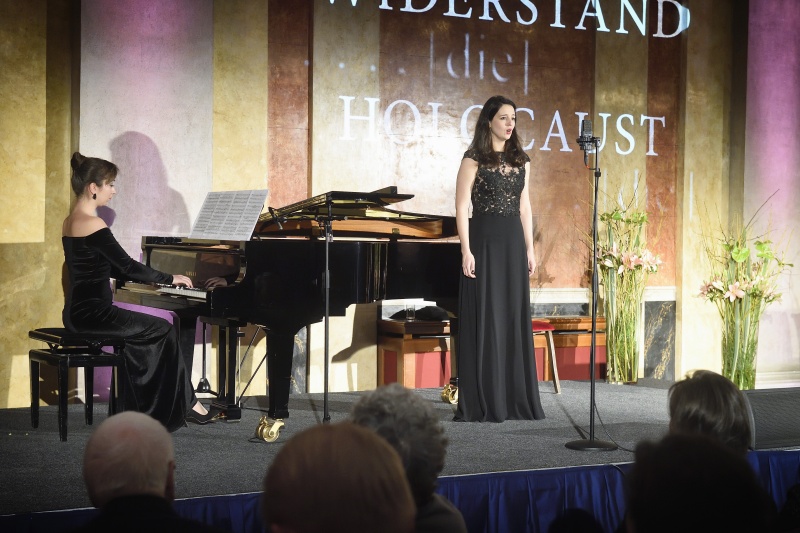 Musikalische Untermalung - Pianistin Sabina Hasanova und Sängerin Ethel Merhaut