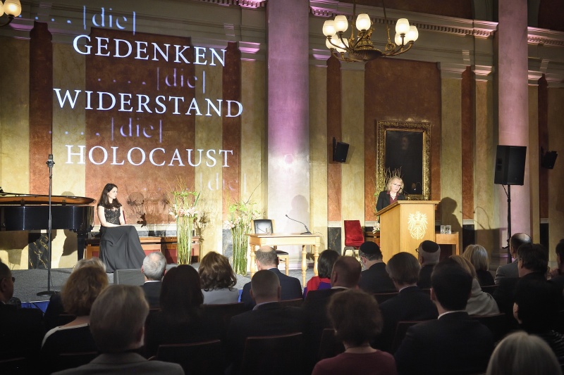 Leiterin der Dokumentationsstelle Frauenforschung am Institut für Wissenschaft und Kunst Ilse Korotin am Rednerpult