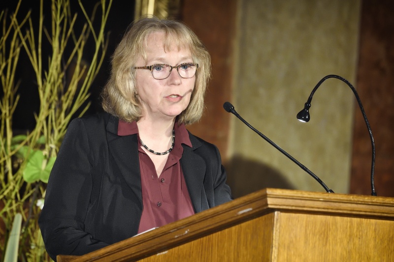 Leiterin der Dokumentationsstelle Frauenforschung am Institut für Wissenschaft und Kunst Ilse Korotin am Rednerpult