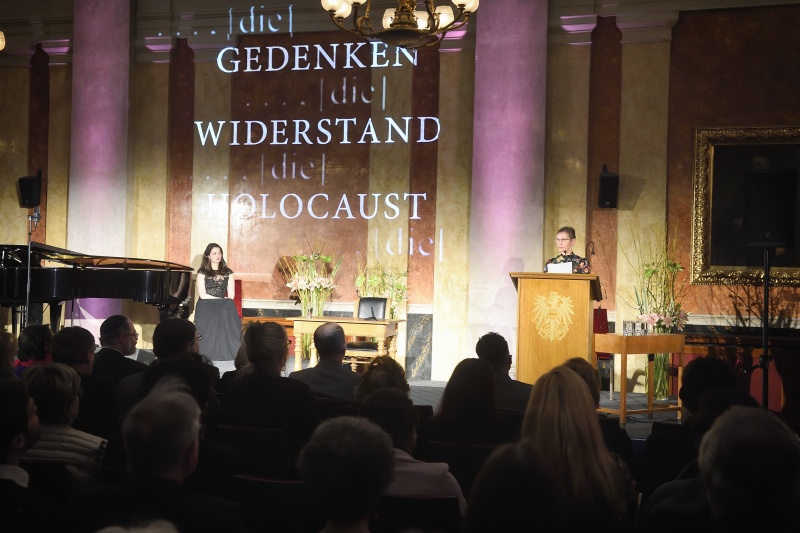 Dokumentationsstelle Frauenforschung am Institut für Wissenschaft und Kunst Christine Kanzler am Rednerpult