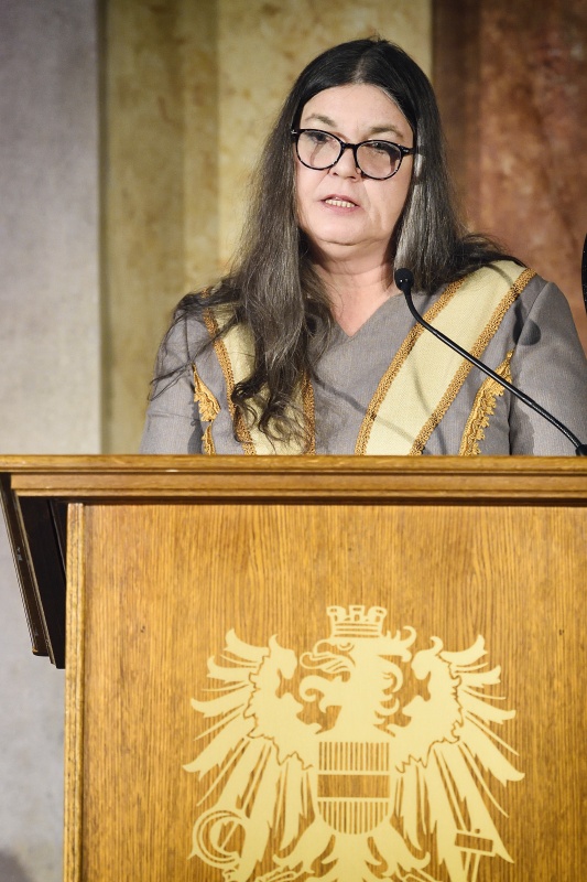 Wissenschaftliche Mitarbeiterin am Institut für Wissenschaft und Kunst Karin Nusko am Rednerpult