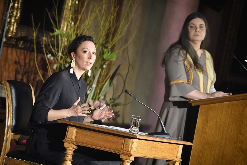 Von links: Lesung von Ursula Strauss, Wissenschaftliche Mitarbeiterin am Institut für Wissenschaft und Kunst Karin Nusko am Rednerpult