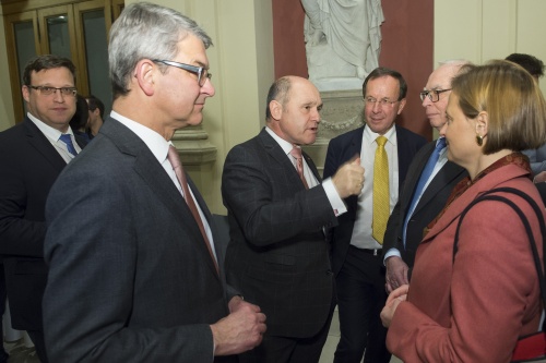Von links: Parlamentsvizedirektor Alexis Wintoniak, Nationalratspräsident Wolfgang Sobotka (V), Wolfgang Gleissner,  Klaus Ortner, Iris Ortner