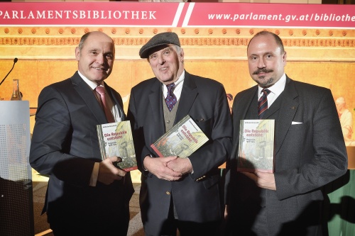 Von links: Nationalratspräsident Wolfgang Sobotka (V), Autor Wilhelm Brauneder, Verlagsleiter Wolfgang Dvorak-Stocker