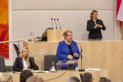 Sozialministerin Beate Hartinger-Klein (F) am Wort