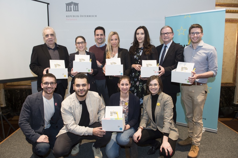 Erste Reihe von links: Christian Zoll, Derai Al Nuaim, Caroline Povitsits, Martina Tiwald. Zweite Reihe von links: Johannes Voggenhuber, Julia Herr, Peter Berry, Bundesministerin für Frauen, Familien und Jugend Juliane Bogner-Strauß (V), Nationalratsabgeordnete Petra Steger (F), Nationalratsabgeordneter Karlheinz Kopf (V), Bundesrat David Stögmüller (G)