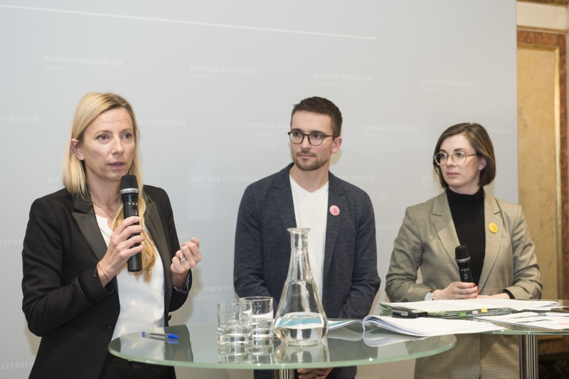 Am Rednerpult von links: Bundesministerin für Frauen, Familien und Jugend Juliane Bogner-Strauß (V), Christian Zoll, Martina Tiwald