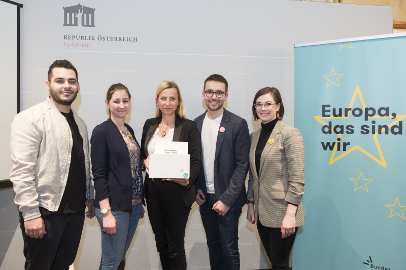 Von links: Derai Al Nuaimi, Caroline Povitsits, Bundesministerin für Frauen, Familien und Jugend Juliane Bogner-Strauß (V), Christian Zoll, Martina Tiwald