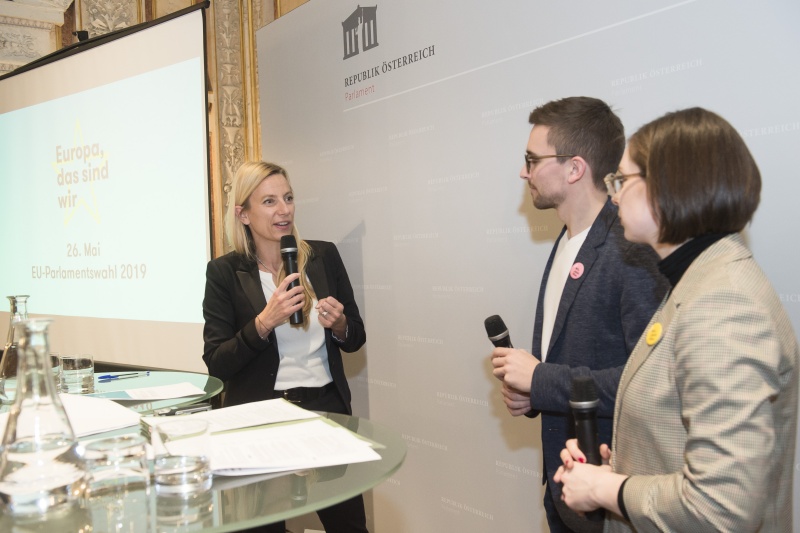 Am Rednerpult von links: Bundesministerin für Frauen, Familien und Jugend Juliane Bogner-Strauß (V), Christian Zoll, Martina Tiwald