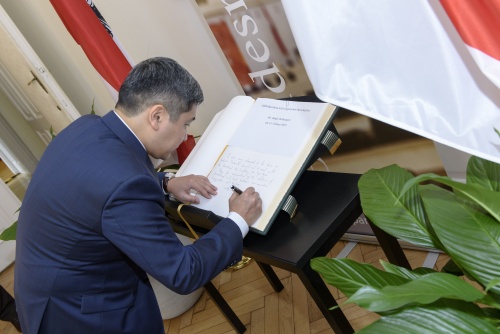 Botschafter Bakyt Dzhusupov beim Eintrag ins Gaestebuch