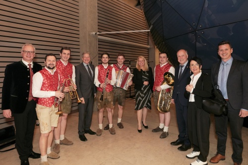 Gruppenfoto mit Bundesratspräsident Ingo Appé (S) (3. von rechts) und Landeshauptmann von Kärnten Peter Kaiser (4. von links) mit Musikern