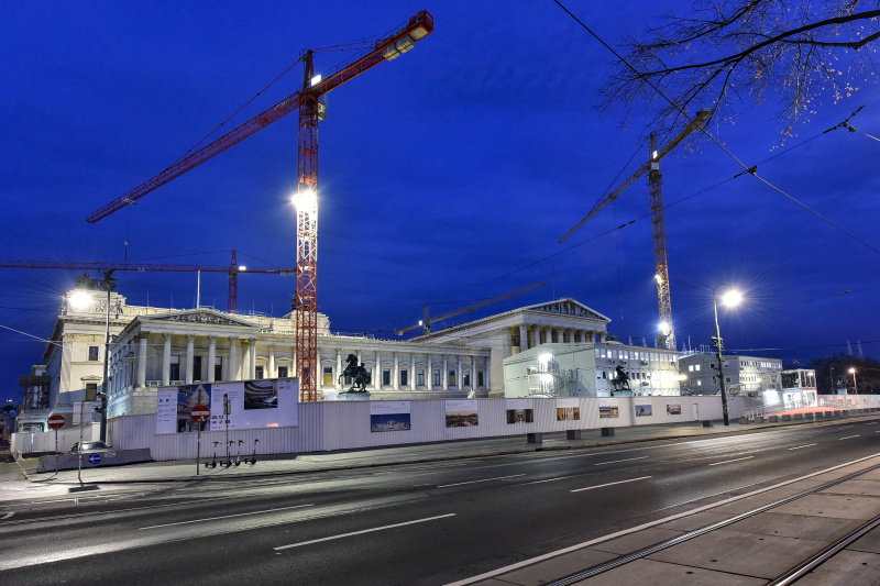 Gesamtansicht mit Baukränen während der Umbauphase mit Infopoint.Bau.Stelle  und Bauzaun