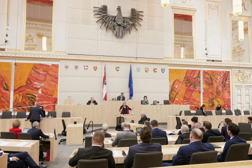 Am Rednerpult Bundesrätin Inge Posch-Gruska (S) bei ihrer Abschiedsrede