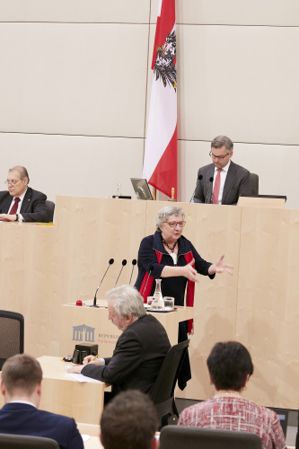 Am Rednerpult Bundesrätin Inge Posch-Gruska (S) bei ihrer Abschiedsrede. Am Präsidium: Bundesratsvizepräsident Magnus Brunner (V)