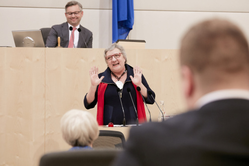 Am Rednerpult Bundesrätin Inge Posch-Gruska (S) bei ihrer Abschiedsrede
