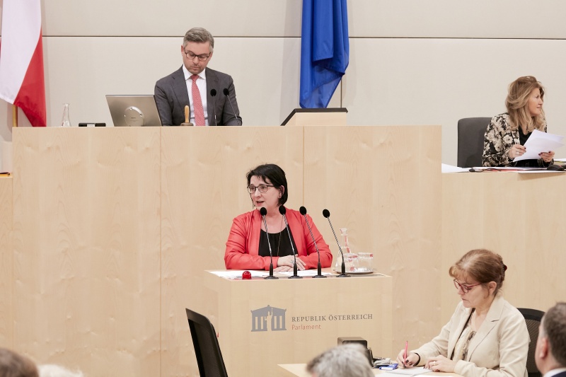 Bundesrätin Andrea Kahofer (S) am Rednerpult