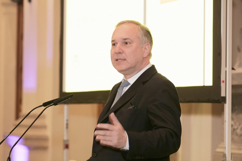 Klubobmann Walter Rosenkranz (F) bei der Begrü8ung