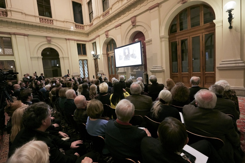 VeranstaltungsteilnehmerInnen während der Präsentation der Dokumentation
