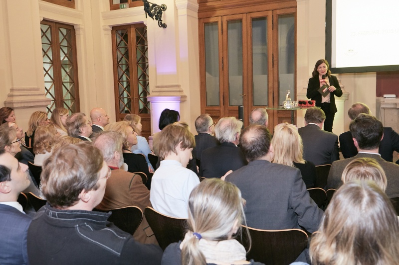 Moderation durch Ani Gülgün-Mayr. Blick Richtung VeranstaltungsteilnehmerInnen