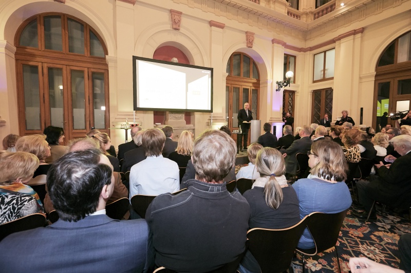 Begrüßung durch Klubobmann Walter Rosenkranz (F). Blick Richtung VeranstaltungsteinlehmerInnen