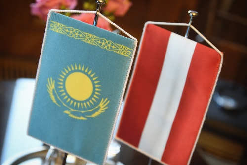 Tischfahnen von Kasachstan und Österreich