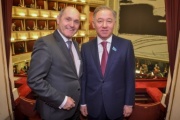 Von links: Nationalratspräsident Wolfgang Sobotka (V) und Vorsitzender der Abgeordnetenkammer des Parlaments von Kasachstan Nurlan Nigmatulin in der Staatsoper