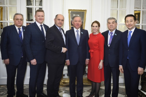 Gruppenfoto mit dem  Vorsitzender der Abgeordnetenkammer des Parlaments von Kasachstan Nurlan Nigmatuli (Mitte) und Nationalratspräsident Wolfgang Sobotka (V) (3. von links) und VeranstaltungsteilnehmerInnen