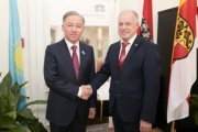 Von rechts: Bundesratspräsident Ingo Appé (S), Vorsitzender der Abgeordnetenkammer des Parlaments von Kasachstan Nurlan Nigmatulin