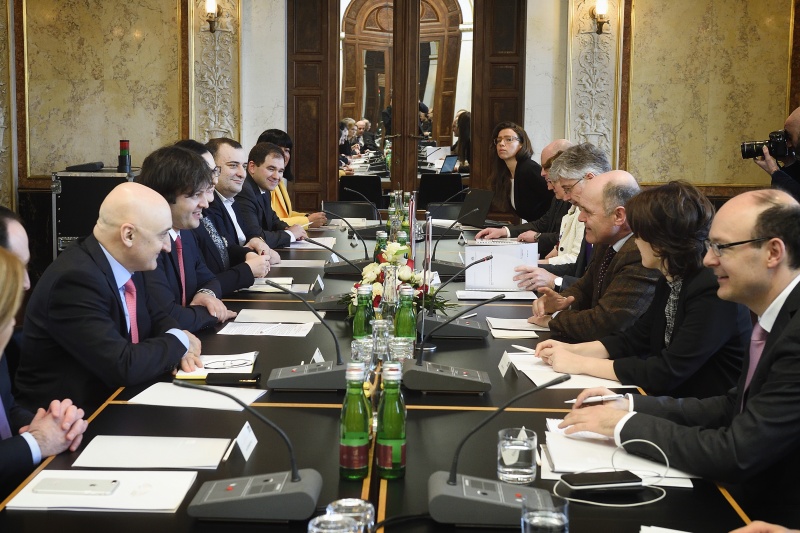 Aussprache. Linke Bildnhälfte: Georgische Delegation unter der Leitung des Vorsitzenden des Parlaments der Republik Georgien Irakli Kobakhidze (2. von links). Rechte Bildnhälfte: Österreichische Delegation unter der Leitung von Nationalratspräsident Wolfgang Sobotka (V) (3. von rechts)