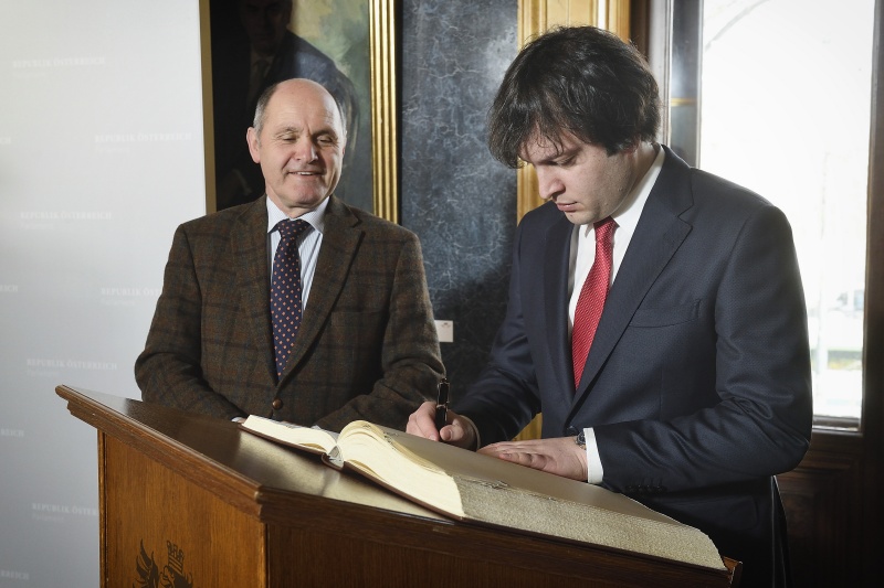 Eintrag ins Gästebuch. Von links: Vorsitzender des Parlaments der Republik Georgien Irakli Kobakhidze, Nationalratspräsident Wolfgang Sobotka (V)