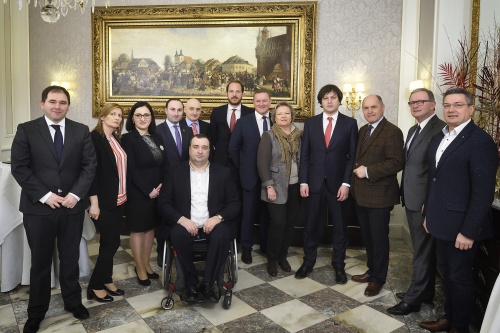 Gruppenfoto mit dem Vorsitzenden des Parlaments der Republik Georgien Irakli Kobakhidze (4.v.rechts) und Nationalratspräsident Wolfgang Sobotka (V) (3. von rechts) und VeranstaltungsteilnehmerInnen