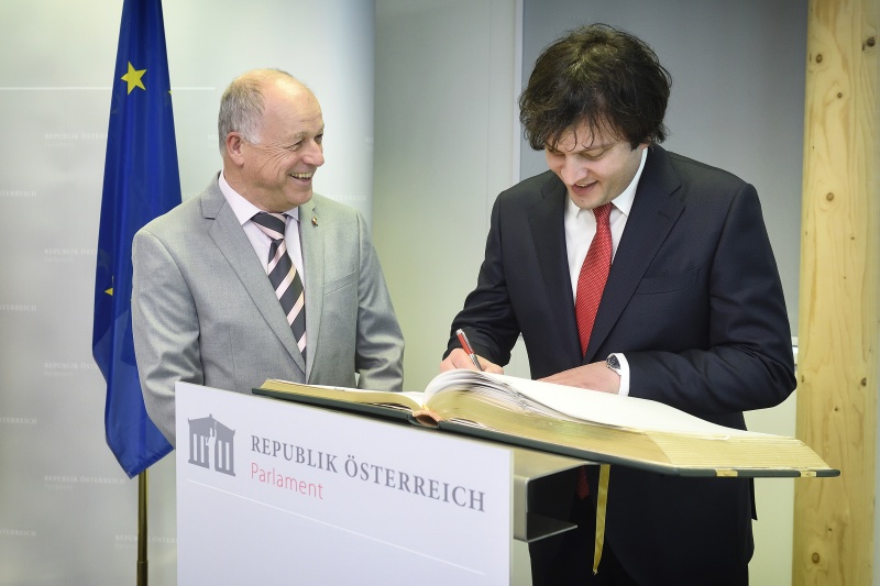 Eintrag ins Gästebuch. Von links: Bundesratspräsident Ingo Appé (S), Vorsitzender des Parlaments der Republik Georgien Irakli Kobakhidze