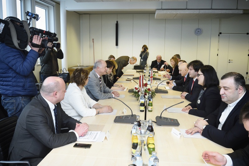 Linke Tischhälfte: Österreichische Delegation unter der Leitung von Bundesratspräsident Ingo Appé (S) (3.von links). Rechte Tischhälfte: Georgische Delegation unter der Leitung des Vorsitzenden des Parlaments der Republik Georgien Irakli Kobakhidze (3. von rechts)