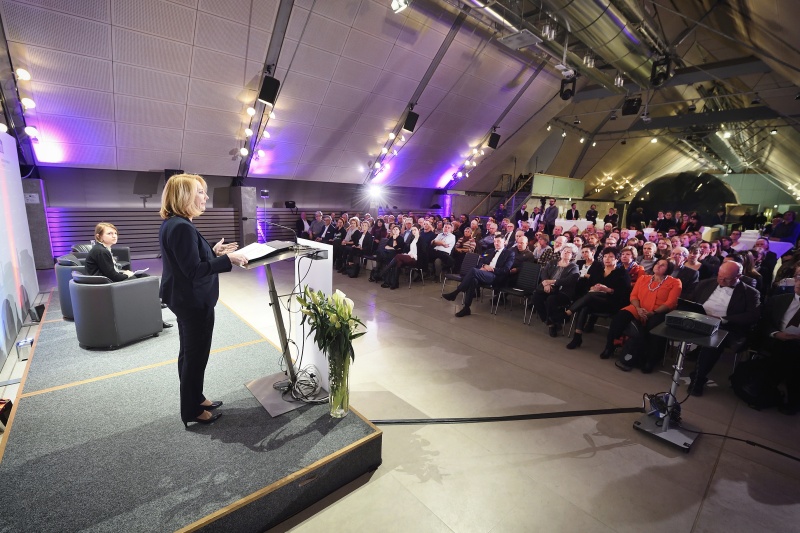 Zweite Nationalratspräsidentin Doris Bures (S) bei der Begrüßung. Blick Richtung VeranstaltungsteilnehmerInnen