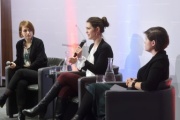 Von links: Moderation Olivera Stajic, Extremismus- und Terrorismusforscherin Julia Ebner (am Wort), Journalistin und Autorin Ingrid Brodnig